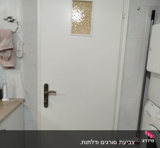 דלת לבנה עם חלון קטן במרכז